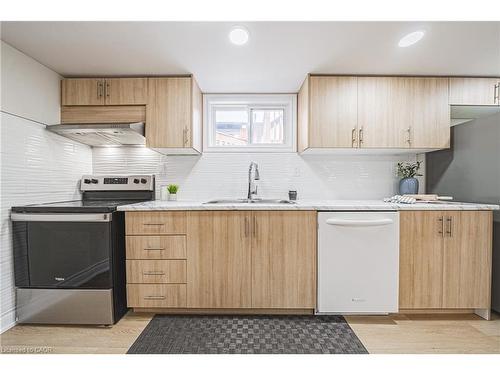 131 Welbourn Drive, Hamilton, ON - Indoor Photo Showing Kitchen