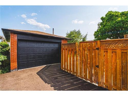 131 Welbourn Drive, Hamilton, ON - Outdoor