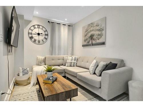 38 Bergey Street, Cambridge, ON - Indoor Photo Showing Living Room
