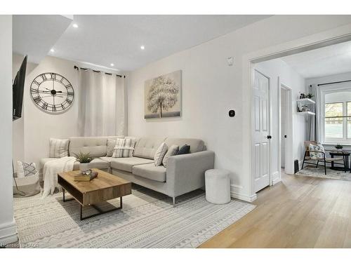 38 Bergey Street, Cambridge, ON - Indoor Photo Showing Living Room