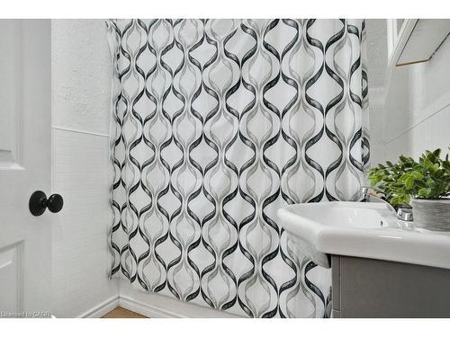 38 Bergey Street, Cambridge, ON - Indoor Photo Showing Bathroom
