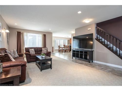 383 Parrott Place, Woodstock, ON - Indoor Photo Showing Living Room