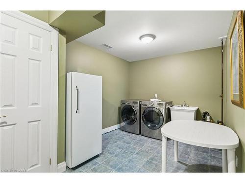 7 Appaloosa Trail, Carlisle, ON - Indoor Photo Showing Laundry Room