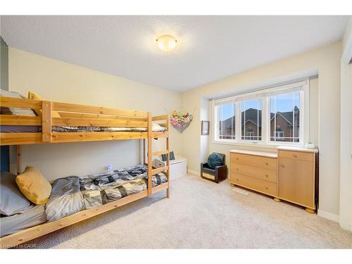21 Periwinkle Drive, Hamilton, ON - Indoor Photo Showing Bedroom
