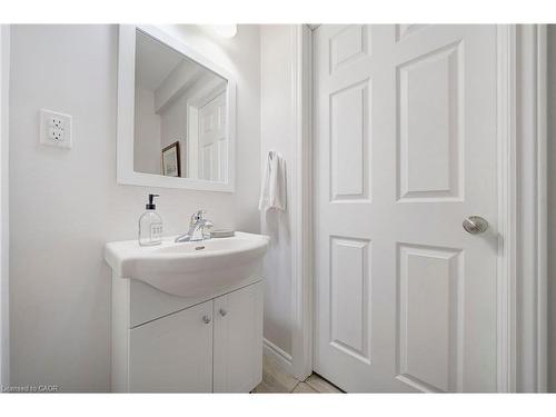 21 Periwinkle Drive, Hamilton, ON - Indoor Photo Showing Bathroom