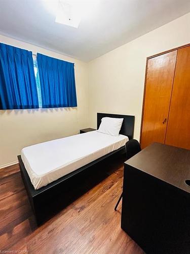 402 Lakeview Drive, Waterloo, ON - Indoor Photo Showing Bedroom