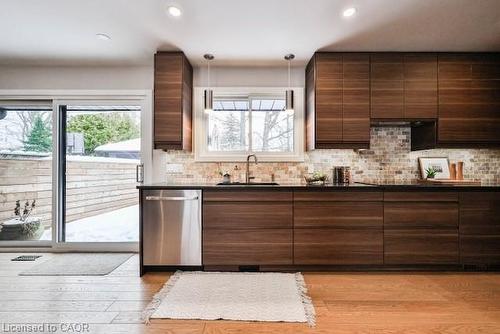 5152 Tamarac Drive, Burlington, ON - Indoor Photo Showing Kitchen With Upgraded Kitchen
