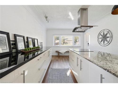 211 Rosedale Avenue, Hamilton, ON - Indoor Photo Showing Kitchen