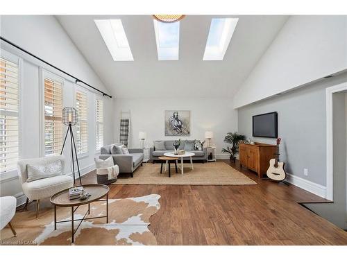 211 Rosedale Avenue, Hamilton, ON - Indoor Photo Showing Living Room