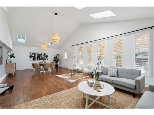 211 Rosedale Avenue, Hamilton, ON - Indoor Photo Showing Living Room