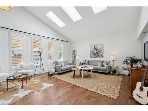 211 Rosedale Avenue, Hamilton, ON - Indoor Photo Showing Living Room