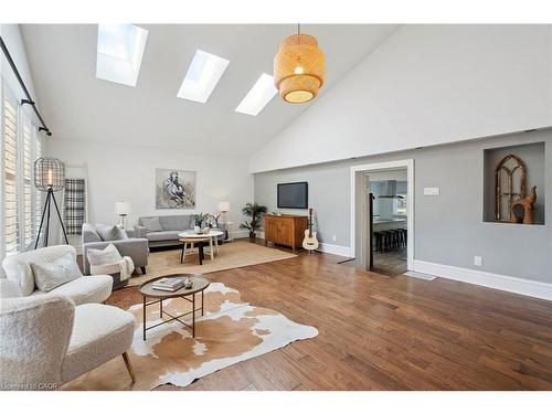 211 Rosedale Avenue, Hamilton, ON - Indoor Photo Showing Living Room