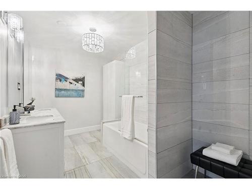 211 Rosedale Avenue, Hamilton, ON - Indoor Photo Showing Bathroom