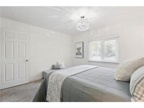 211 Rosedale Avenue, Hamilton, ON - Indoor Photo Showing Bedroom