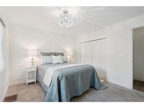 211 Rosedale Avenue, Hamilton, ON - Indoor Photo Showing Bedroom