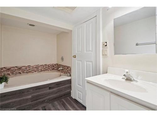 211 Rosedale Avenue, Hamilton, ON - Indoor Photo Showing Bathroom
