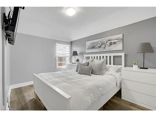 12 Lincoln Street, Hamilton, ON - Indoor Photo Showing Bedroom
