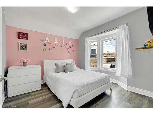12 Lincoln Street, Hamilton, ON - Indoor Photo Showing Bedroom