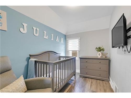 12 Lincoln Street, Hamilton, ON - Indoor Photo Showing Bedroom