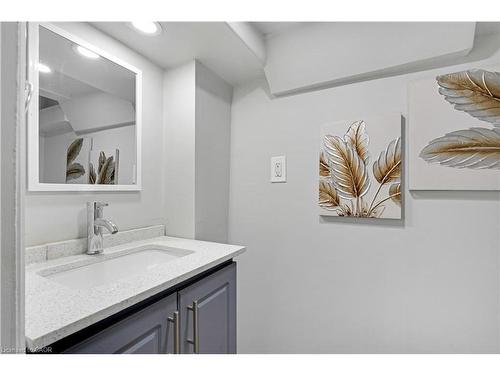 12 Lincoln Street, Hamilton, ON - Indoor Photo Showing Bathroom
