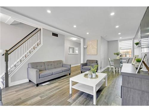 12 Lincoln Street, Hamilton, ON - Indoor Photo Showing Living Room