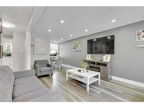 12 Lincoln Street, Hamilton, ON - Indoor Photo Showing Living Room