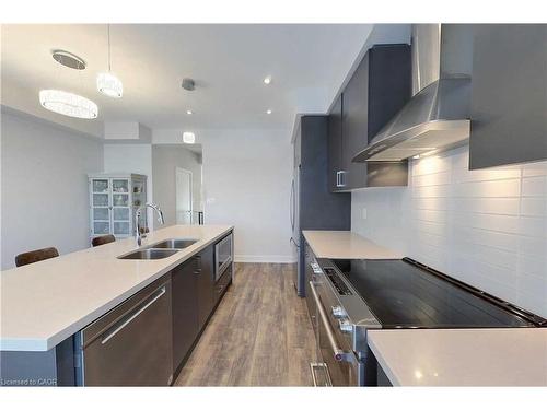 588 Rapids Lane, Mississauga, ON - Indoor Photo Showing Kitchen With Double Sink With Upgraded Kitchen
