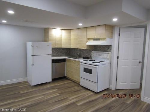 5542 Twelve Mile Trail, Burlington, ON - Indoor Photo Showing Kitchen