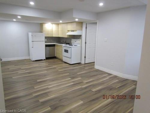 5542 Twelve Mile Trail, Burlington, ON - Indoor Photo Showing Kitchen