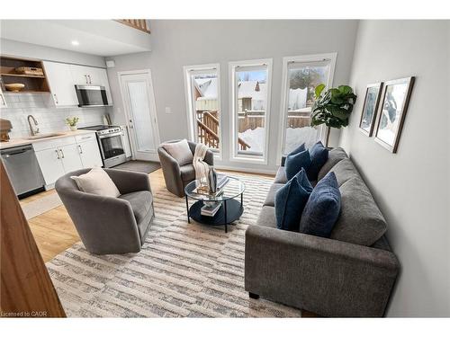 1242 King Street E, Kitchener, ON - Indoor Photo Showing Living Room