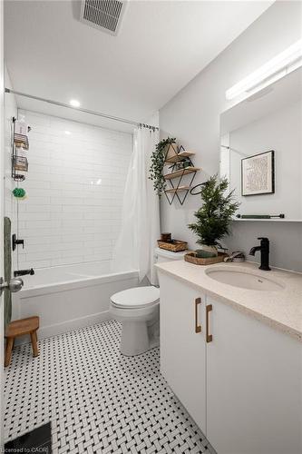 1242 King Street E, Kitchener, ON - Indoor Photo Showing Bathroom
