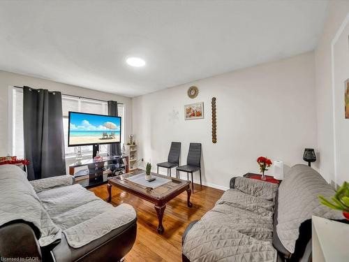 125 Stonyburn Crescent, Cambridge, ON - Indoor Photo Showing Living Room