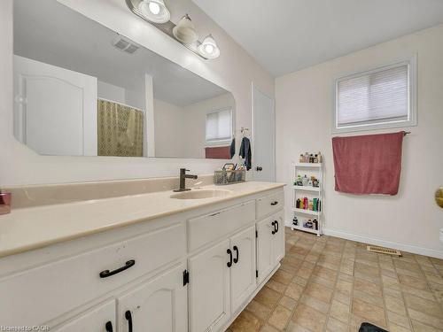 125 Stonyburn Crescent, Cambridge, ON - Indoor Photo Showing Bathroom