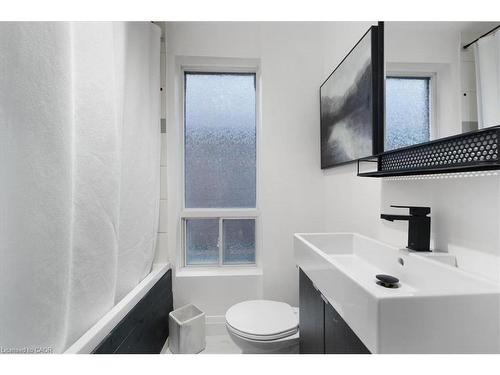 39 Division Street, Hamilton, ON - Indoor Photo Showing Bathroom