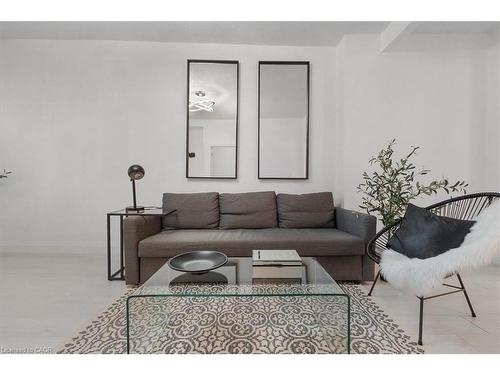 39 Division Street, Hamilton, ON - Indoor Photo Showing Living Room