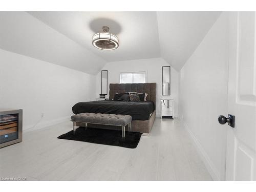 39 Division Street, Hamilton, ON - Indoor Photo Showing Bedroom
