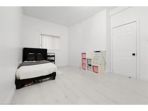 39 Division Street, Hamilton, ON - Indoor Photo Showing Bedroom