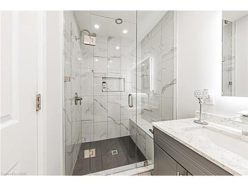 5-4201 Longmoor Drive, Burlington, ON - Indoor Photo Showing Bathroom