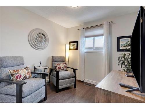 43 Summerhill Crescent, Kitchener, ON - Indoor Photo Showing Living Room