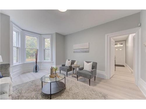 22 Cathay Street, Cambridge, ON - Indoor Photo Showing Living Room