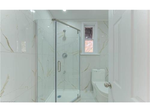 22 Cathay Street, Cambridge, ON - Indoor Photo Showing Bathroom