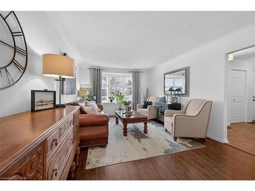 8316 Twenty Road E, Hamilton, ON - Indoor Photo Showing Living Room