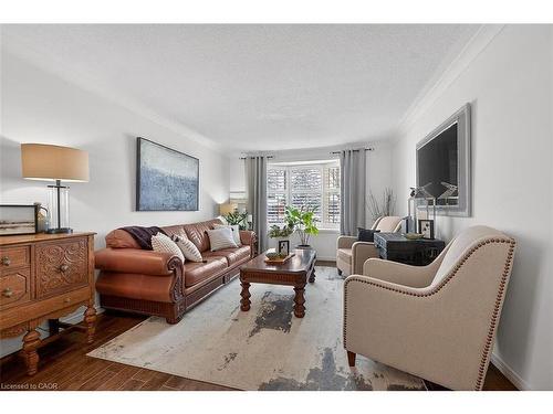 8316 Twenty Road E, Hamilton, ON - Indoor Photo Showing Living Room