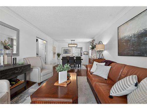 8316 Twenty Road E, Hamilton, ON - Indoor Photo Showing Living Room