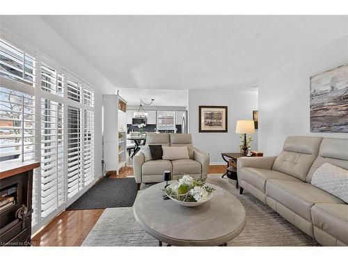 8316 Twenty Road E, Hamilton, ON - Indoor Photo Showing Living Room