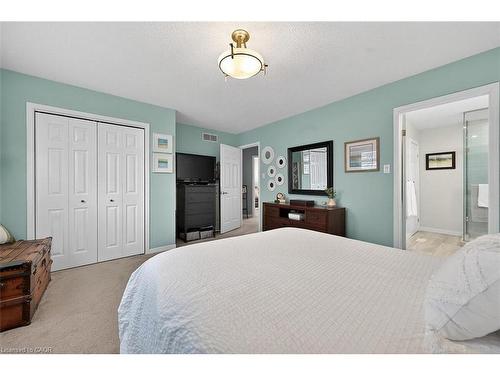 8316 Twenty Road E, Hamilton, ON - Indoor Photo Showing Bedroom