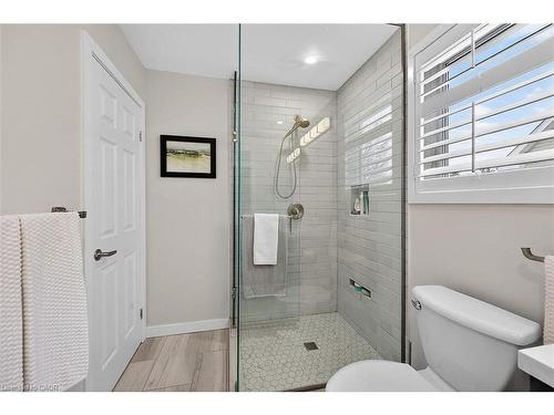 8316 Twenty Road E, Hamilton, ON - Indoor Photo Showing Bathroom