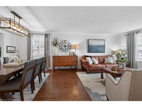 8316 Twenty Road E, Hamilton, ON - Indoor Photo Showing Living Room
