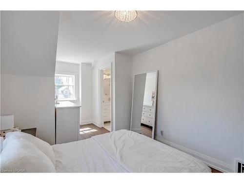 1153 Bellview Street, Burlington, ON - Indoor Photo Showing Bedroom