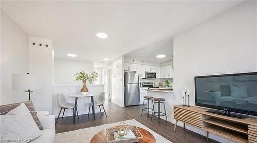 D9-24 Morrison Road, Kitchener, ON - Indoor Photo Showing Living Room